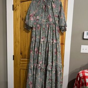 Elegant Dainty Jewell's Floral Maxi Dress with Puff Sleeves XS